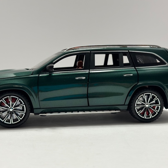 1:24 Mercedes-Benz GLS63 AMG DIECAST with led headlight and taillight Green - Picture 2 of 9